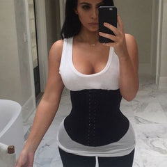 Kim Kardashian avec corset minceur