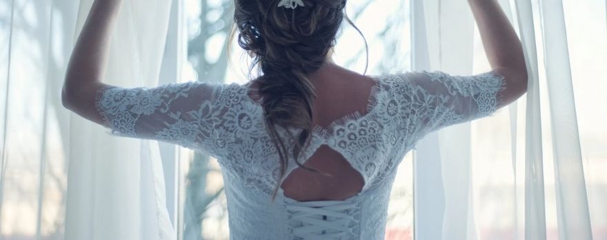 une femme en corset à dentelle pour son mariage
