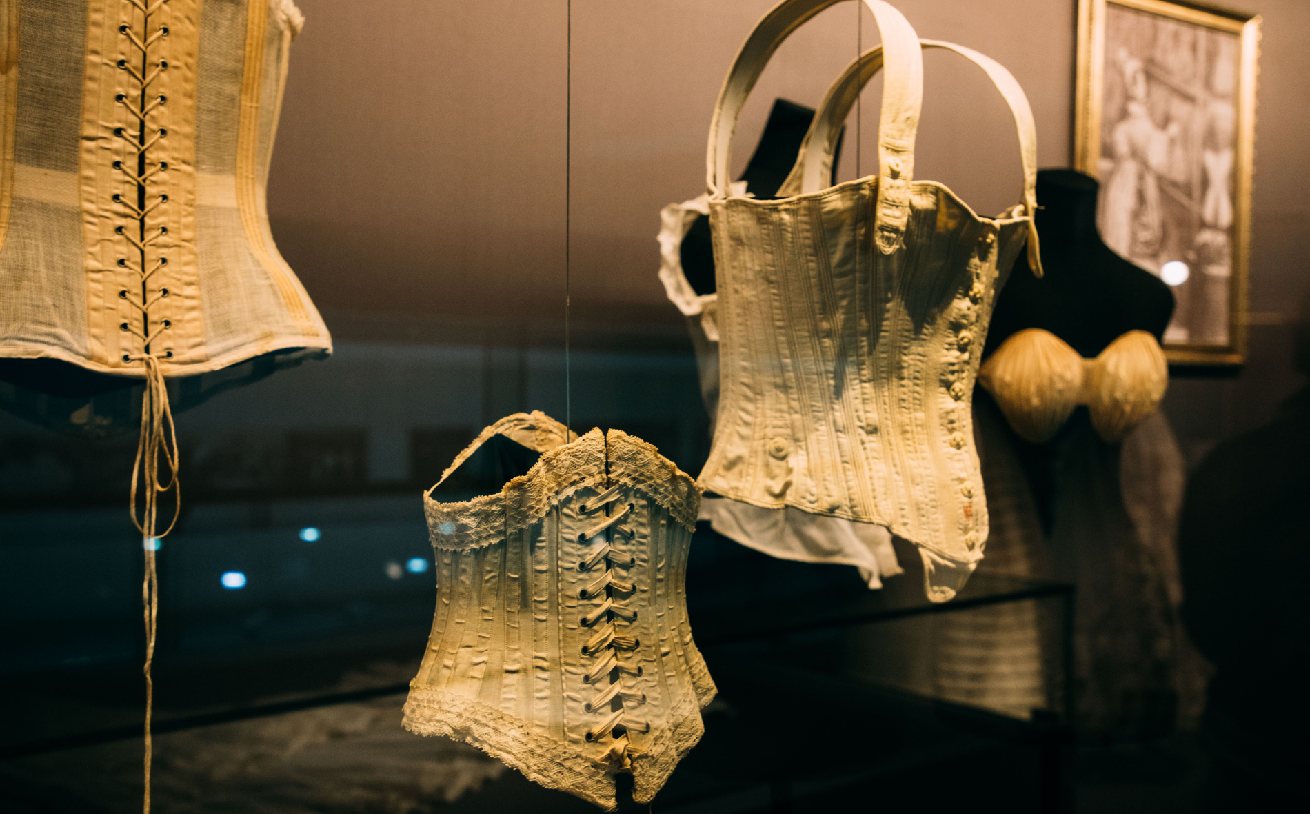 Une exposition de corsets historiques de la cour d'Espagne du XVIème